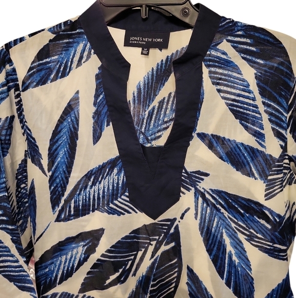 Jones New York Signature Blue and White Med vneck top - Picture 2 of 12